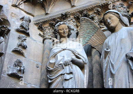 Reims, Frankreich. Der lächelnde Engel (l'Ange au Sourire), eine berühmte Skulptur der Kathedrale Unserer Lieben Frau (Cathedrale Notre Dame) Stockfoto