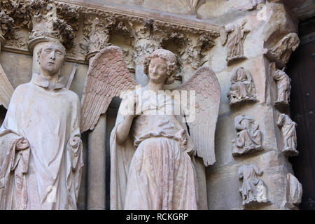 Reims, Frankreich. Der lächelnde Engel (l'Ange au Sourire), eine berühmte Skulptur der Kathedrale Unserer Lieben Frau (Cathedrale Notre Dame) Stockfoto