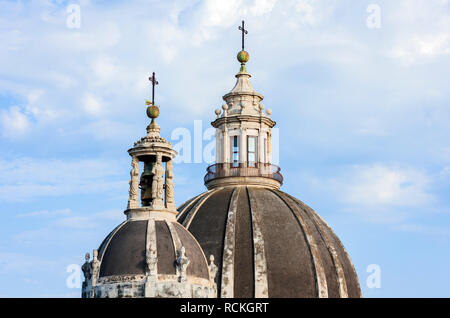 Kuppeln der Kathedrale die hl. Agatha gewidmet. Der Blick auf die Stadt Catania, Sizilien, Italien Stockfoto