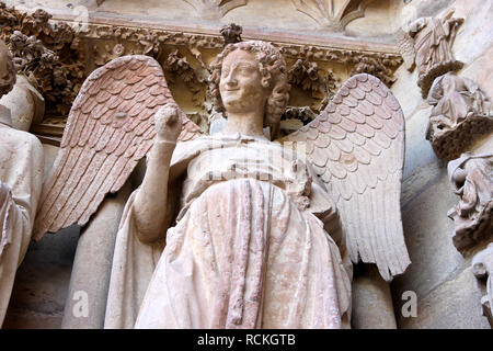 Reims, Frankreich. Der lächelnde Engel (l'Ange au Sourire), eine berühmte Skulptur der Kathedrale Unserer Lieben Frau (Cathedrale Notre Dame) Stockfoto