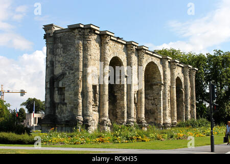 Reims, Frankreich. Die Porte de Mars, einer alten römischen Triumphbogen aus dem dritten Jahrhundert AD Stockfoto