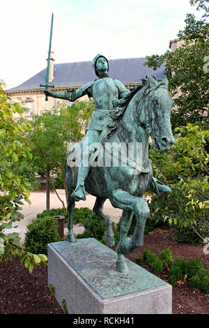 Reims, Frankreich. Reiterstandbild von Johanna von Orléans (Jeanne d'Arc), die von Paul Dubois und vor der Kathedrale Unserer Lieben Frau platziert Stockfoto