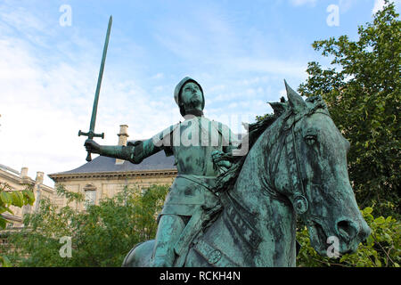 Reims, Frankreich. Reiterstandbild von Johanna von Orléans (Jeanne d'Arc), die von Paul Dubois und vor der Kathedrale Unserer Lieben Frau platziert Stockfoto