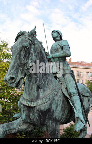 Reims, Frankreich. Reiterstandbild von Johanna von Orléans (Jeanne d'Arc), die von Paul Dubois und vor der Kathedrale Unserer Lieben Frau platziert Stockfoto