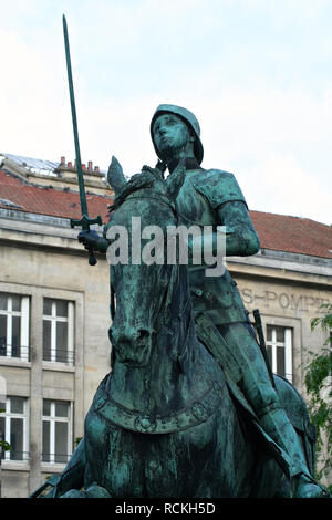 Reims, Frankreich. Reiterstandbild von Johanna von Orléans (Jeanne d'Arc), die von Paul Dubois und vor der Kathedrale Unserer Lieben Frau platziert Stockfoto