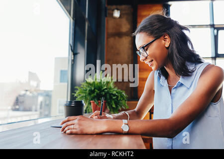 Geschäftsfrau arbeitet sie an ihrem Projekt aus Cafe, Schreiben auf Notebook Stockfoto