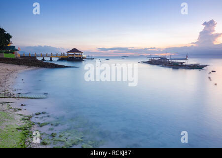 Sunset View der Moalboal Beach berühmten Tauchen und Schnorcheln in Cebu, Philippinen Stockfoto