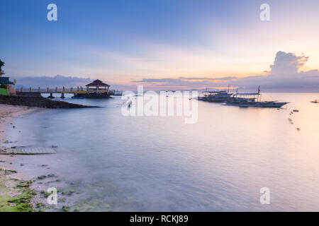 Sunset View der Moalboal Beach berühmten Tauchen und Schnorcheln in Cebu, Philippinen Stockfoto