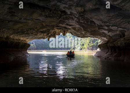 Boot durch eine Wasserhöhle, Ha Long Bay, ein UNESCO Weltkulturerbe in der Provinz Quang Ninh, Vietnam Stockfoto