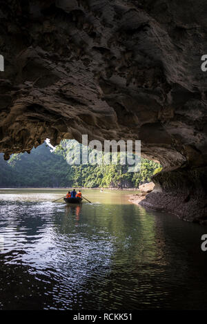 Boot durch eine Wasserhöhle, Ha Long Bay, ein UNESCO Weltkulturerbe in der Provinz Quang Ninh, Vietnam Stockfoto