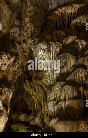 Innerhalb der Thien Cung Grotte, Himmel Höhle, Ha Long Bay, ein UNESCO Weltkulturerbe in der Provinz Quang Ninh, Vietnam Stockfoto