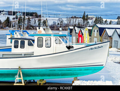 Hummer Fischerboote zog aus dem Wasser für den Winter im ländlichen Prince Edward Island, Kanada. Stockfoto