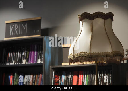 Vintage-style Lampenschirm mit Bücherregalen der Kriminalität". Bibliothek Deichman Toyen, Oslo, Norwegen. Architekt: Aat Vos, 2016. Stockfoto