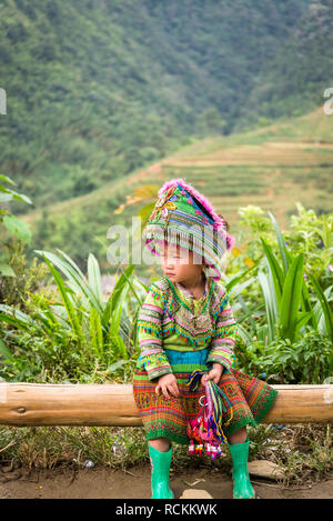 Kleines Mädchen in ethnischen Kostüm gekleidet, Cat Cat Dorf, Sa Pa, Hoang Lien Son Bergen, nordwestlichen Vietnam Stockfoto