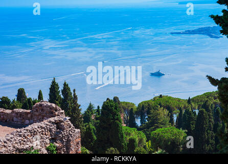 Seeküste in der Nähe von Taormina, Sizilien, Italien, Ansicht von oben Stockfoto