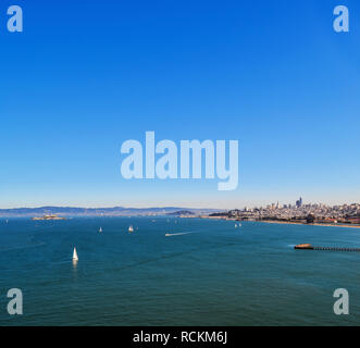 Meer, Blick auf die Stadt von San Francisco aus dem Meer. Schiffe im Meer Bay Stockfoto