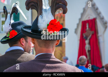 Corpus Christi cerimonial Prozession in Kurtatsch an der Weinstrasse Etschtal, Südtirol, Norditalien. Fronleichnam. Stockfoto