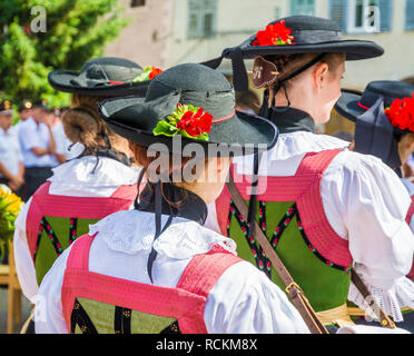 Corpus Christi cerimonial Prozession in Kurtatsch an der Weinstrasse, Etschtal, Südtirol, Norditalien. Mädchen in Tracht gekleidet. Stockfoto