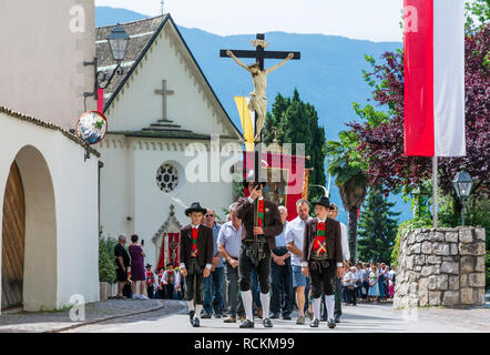 Fronleichnamsprozession in Kurtatsch an der Weinstraße - Südtirol, Norditalien. Fronleichnam-Tag Stockfoto