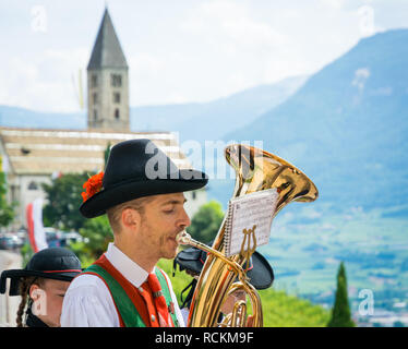 Corpus Christi cerimonial Prozession in Kurtatsch an der WeinstraÃŸe, Etschtal, Südtirol, Norditalien. Tuba Spieler von der Blaskapelle. Stockfoto