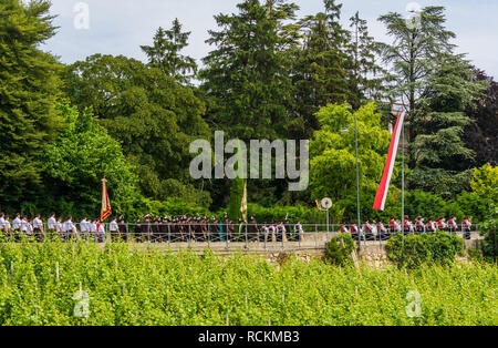 Corpus Christi cerimonial Prozession in Kurtatsch an der Weinstrasse, Etschtal, Südtirol, Norditalien. Fronleichnam Stockfoto