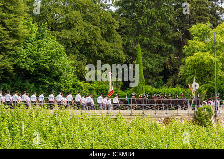 Corpus Christi cerimonial Prozession in Kurtatsch an der Weinstrasse, Etschtal, Südtirol, Norditalien. Fronleichnam Stockfoto