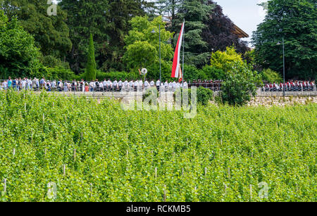 Corpus Christi cerimonial Prozession in Kurtatsch an der Weinstrasse, Etschtal, Südtirol, Norditalien. Fronleichnam Stockfoto