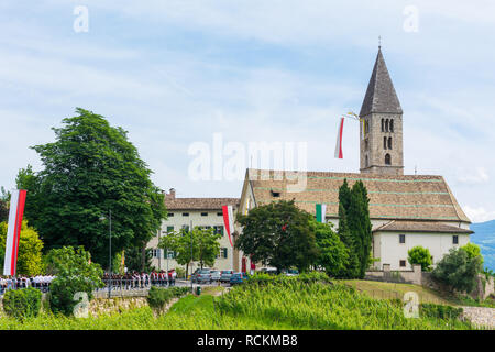 Fronleichnamsprozession in Kurtatsch an der Weinstraße, Etschtal, Südtirol, Norditalien. Fronleichnam-Tag. Kirche St. Vigilius Stockfoto