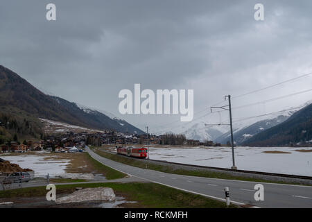 Schweizer Zug geht auf den Berg tunnel Stockfoto