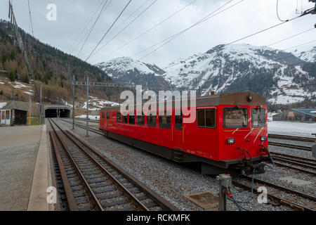 Schweizer Zug geht auf den Berg tunnel Stockfoto