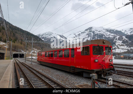 Schweizer Zug geht auf den Berg tunnel Stockfoto