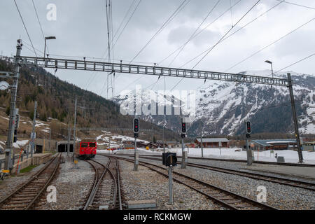 Schweizer Zug geht auf den Berg tunnel Stockfoto