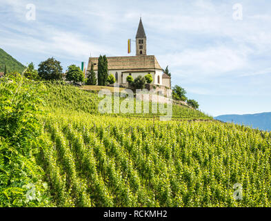 Frühlingsansicht der Kirche des idyllischen Dorfes Kurtatsch an der Weinstrasse. Südtirol, Trentino Südtirol, Norditalien Stockfoto