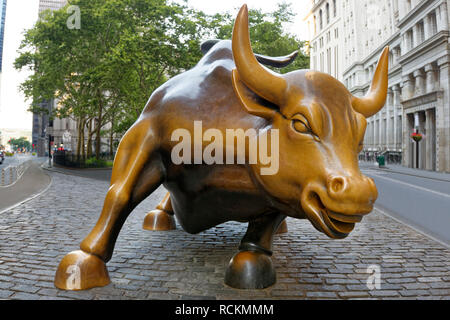 Die berühmte NYC touristische Attraktion der Wall Street Bulle oder Stier Stockfoto