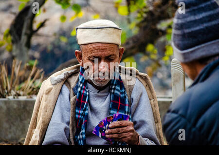 Männer spielen Karten in Chalal Dorf. Stockfoto