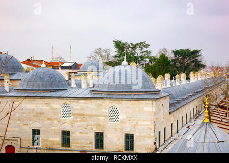 Die Kuppeln der Süleymaniye-moschee, mit der Fatih Moschee in der Ferne. Stockfoto