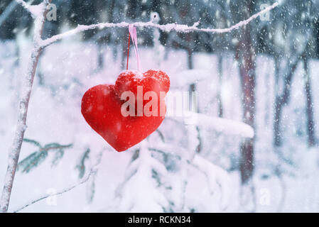 Zwei rote Stoff Herz auf schneebedeckten Ast. Valentinstag Konzept Stockfoto