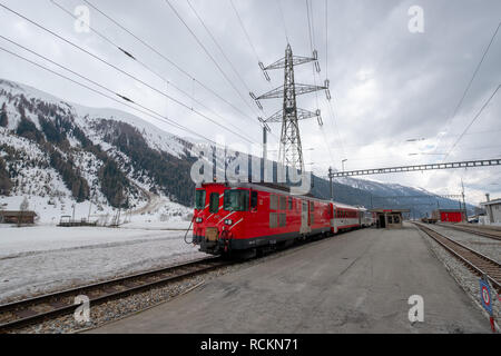 Schweizer Zug geht auf den Berg tunnel Stockfoto