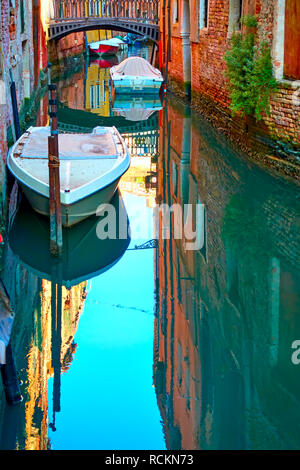 Boote und Wasser Spiegel der venezianischen Kanal, Venedig, Italien Stockfoto