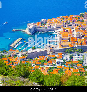 Alter Hafen von Dubrovnik auf sonnigen Sommertag von oben, Kroatien Stockfoto