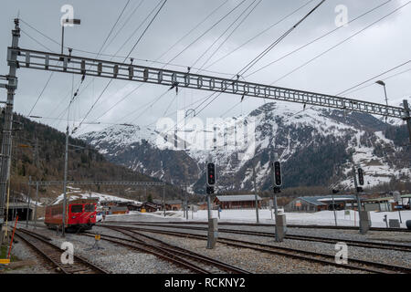 Schweizer Zug geht auf den Berg tunnel Stockfoto