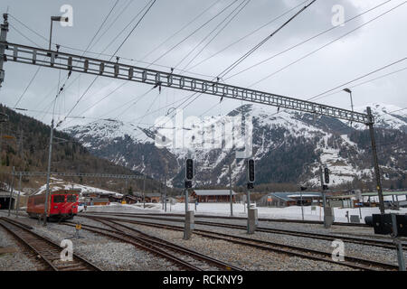 Schweizer Zug geht auf den Berg tunnel Stockfoto