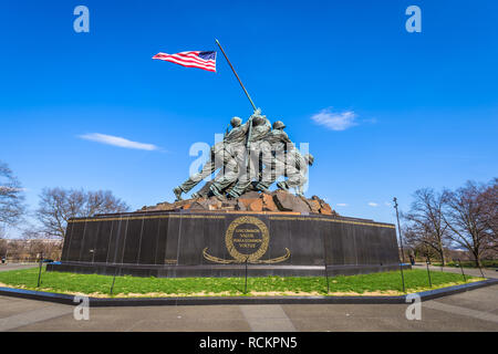 WASHINGTON, DC - April 5, 2015: Marine Corps War Memorial. Die Gedenkstätte verfügt über die Statuen von Soldaten der zweiten US-Flagge auf Iwo Jima angehoben Stockfoto