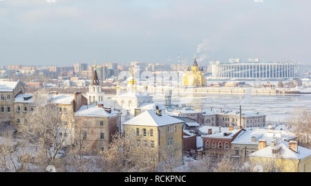 Kirche von dem Propheten Elia und Alexander Nevsky Kathedrale in Nischni Nowgorod, im Winter Stockfoto