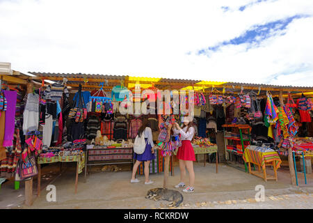 UYUNI, Bolivien, 31. JANUAR 2018: Zwei chinesische Touristen Kauf von Souvenirs in der Nähe der berühmten Salzsee, Massentourismus, Uyuni, Bolivien Stockfoto