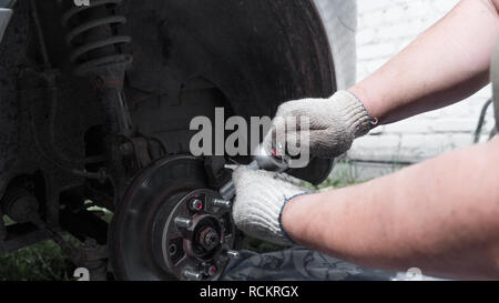 Bis zu schließen. Ein Mann ändert sich ein Rad in seiner Garage Stockfoto
