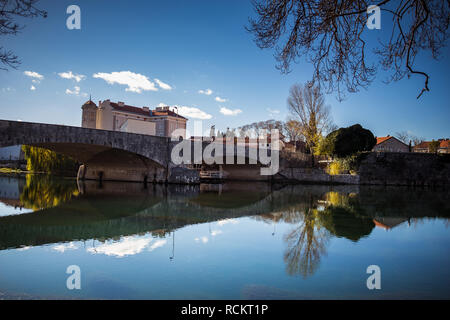 Fluss Reflexion. Brücke über Fluss Trebisnjica in Los Angeles Stockfoto