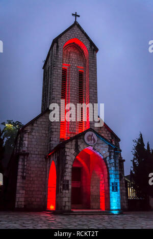 Steinerne Kirche, heiligen Rosenkranz Kirche, historische katholische Kirche bei Nacht beleuchtet, Sa Pa, nordwestlichen Vietnam Stockfoto