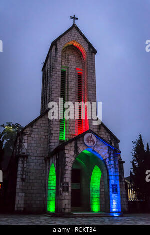 Steinerne Kirche, heiligen Rosenkranz Kirche, historische katholische Kirche bei Nacht beleuchtet, Sa Pa, nordwestlichen Vietnam Stockfoto