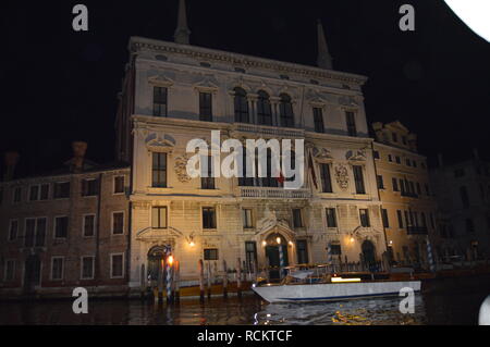 Nacht Foto von einer schönen Palast am Canal Grande in Venedig Adria. Reisen, Urlaub, Architektur. März 27, 2015. Venedig, Region Ve Stockfoto